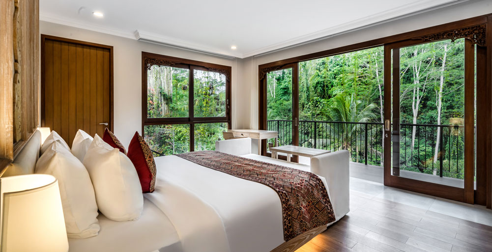 Pala Ubud Villa Batur - Master bedroom surrounded by nature